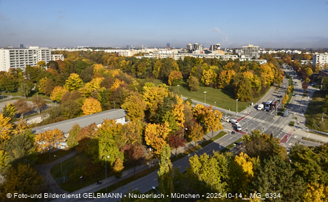 15.10.2025 - goldener Oktober mit Blick auf das Marx-Zentrum und Wohnanlage am Karl-Marx-Ring 52-62